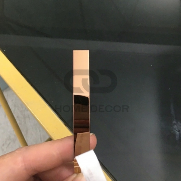 1. Nẹp Inox Hồng Gương (Rose Gold Mirror Stainless Steel Trim): Phản Chiếu Vẻ Đẹp Kiêu Hãnh