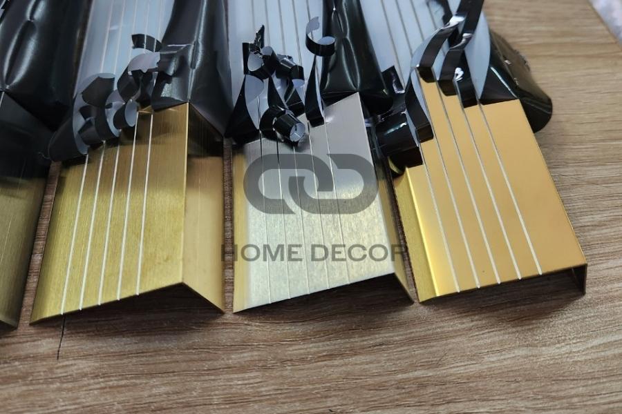 Các mẫu nẹp chống trượt đa dạng được lắp đặt trên bậc cầu thang, đảm bảo an toàn và thẩm mỹ