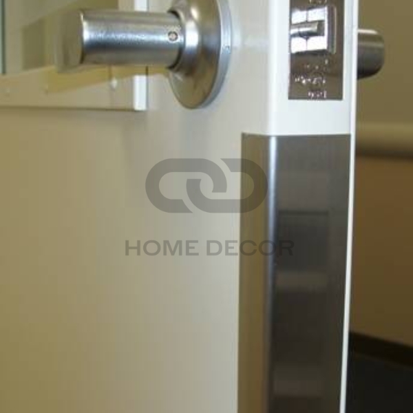 Hình ảnh tổng quan một cánh cửa gỗ đẹp được bo viền nẹp V inox tinh xảo, cận cảnh vào góc nẹp.