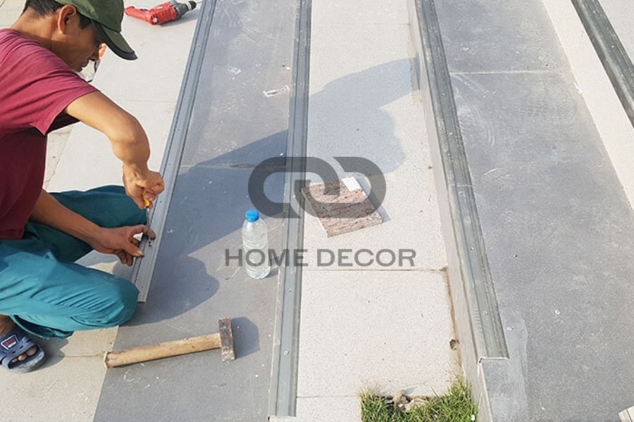 Quy Trình Lắp Đặt Nẹp Chống Trượt Chi Tiết Từng Bước Cùng Nepnhomdecors