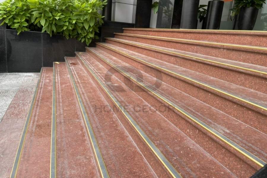So sánh Nẹp Chống Trượt với các giải pháp chống trơn trượt khác (sơn, thảm, gạch nhám)